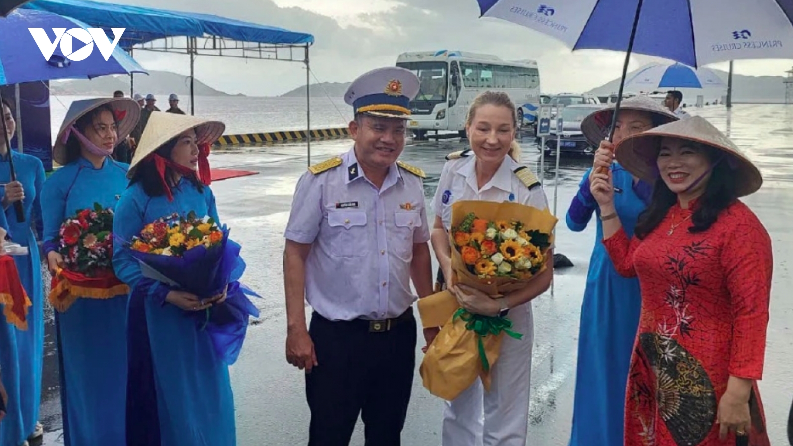 Luxury cruise ship brings 2,300 tourists to Khanh Hoa